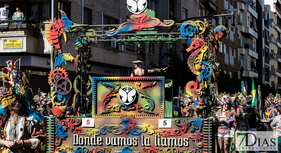 Espectaculares estandartes en el Gran Desfile de Comparsas del Carnaval de Badajoz