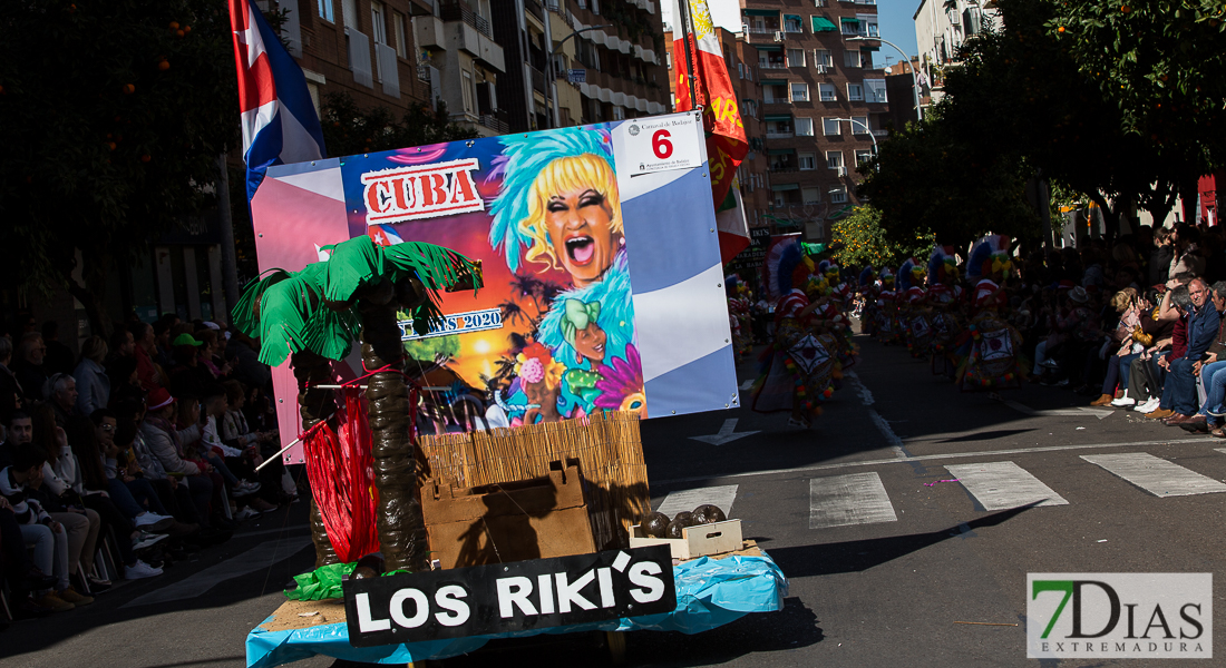 Espectaculares estandartes en el Gran Desfile de Comparsas del Carnaval de Badajoz