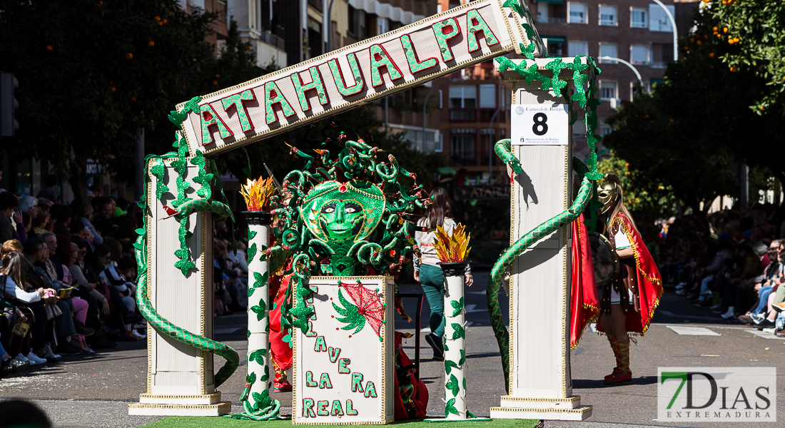 Espectaculares estandartes en el Gran Desfile de Comparsas del Carnaval de Badajoz