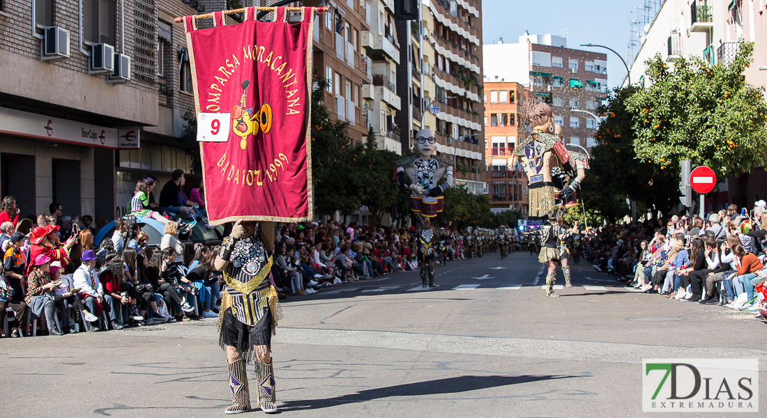 Espectaculares estandartes en el Gran Desfile de Comparsas del Carnaval de Badajoz