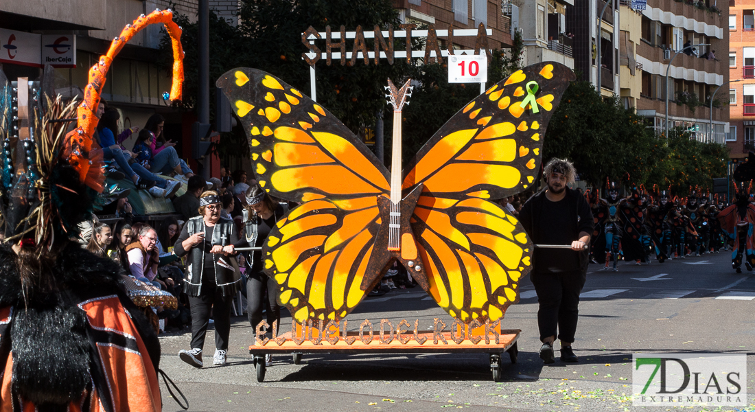 Espectaculares estandartes en el Gran Desfile de Comparsas del Carnaval de Badajoz