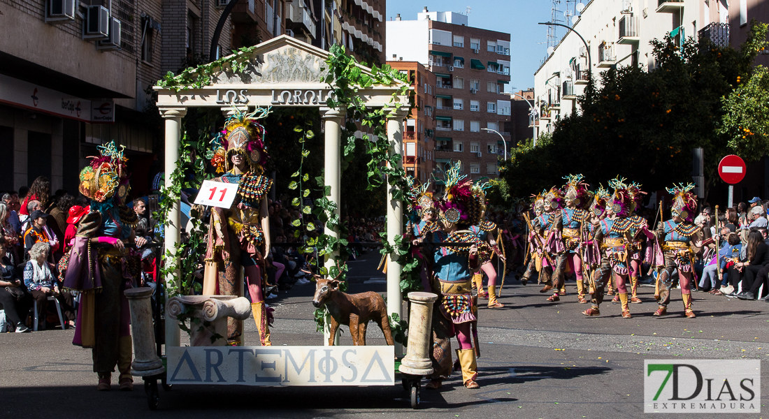 Espectaculares estandartes en el Gran Desfile de Comparsas del Carnaval de Badajoz