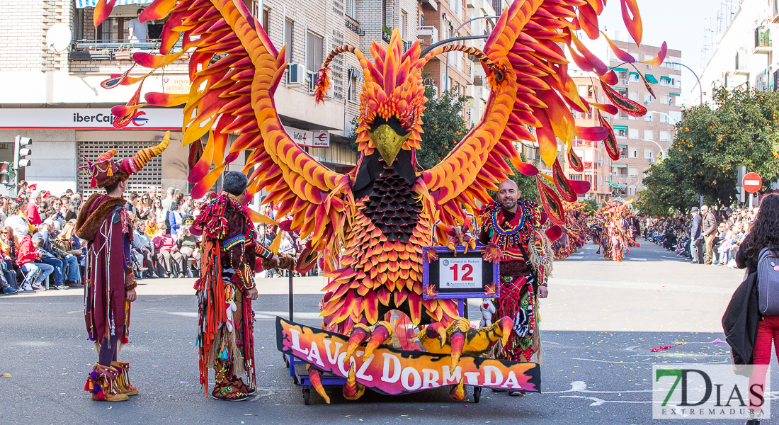 Espectaculares estandartes en el Gran Desfile de Comparsas del Carnaval de Badajoz