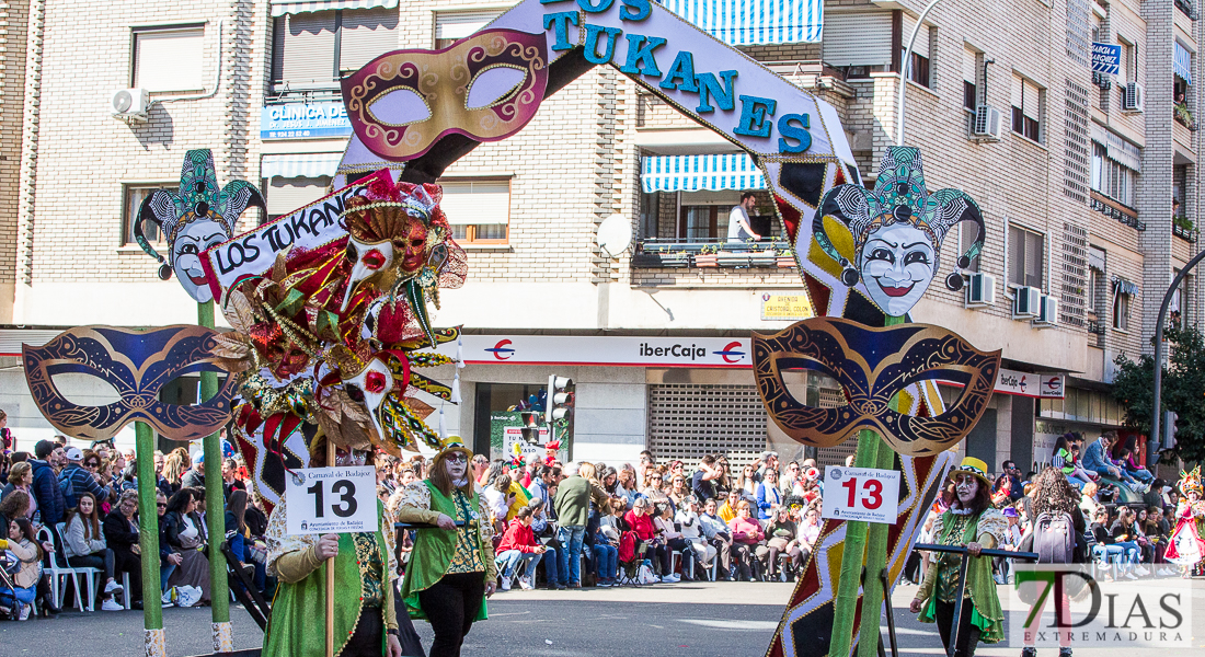 Espectaculares estandartes en el Gran Desfile de Comparsas del Carnaval de Badajoz