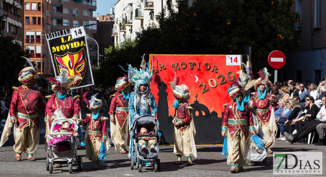 Espectaculares estandartes en el Gran Desfile de Comparsas del Carnaval de Badajoz