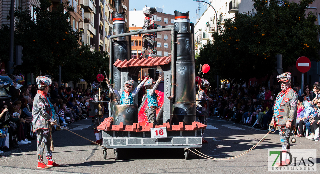 Espectaculares estandartes en el Gran Desfile de Comparsas del Carnaval de Badajoz