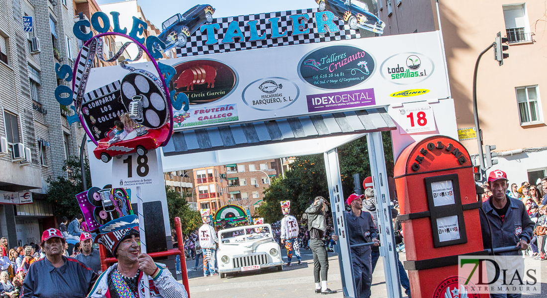 Espectaculares estandartes en el Gran Desfile de Comparsas del Carnaval de Badajoz