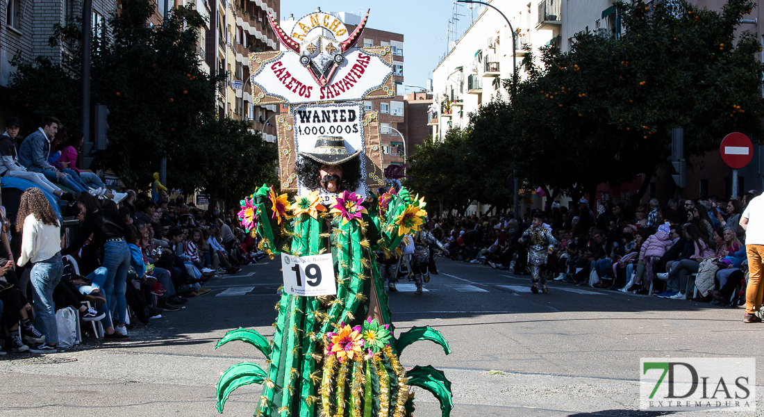 Espectaculares estandartes en el Gran Desfile de Comparsas del Carnaval de Badajoz