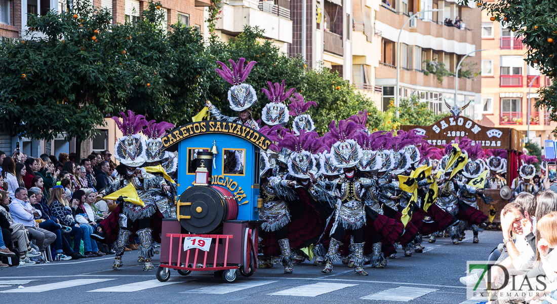 Espectaculares estandartes en el Gran Desfile de Comparsas del Carnaval de Badajoz