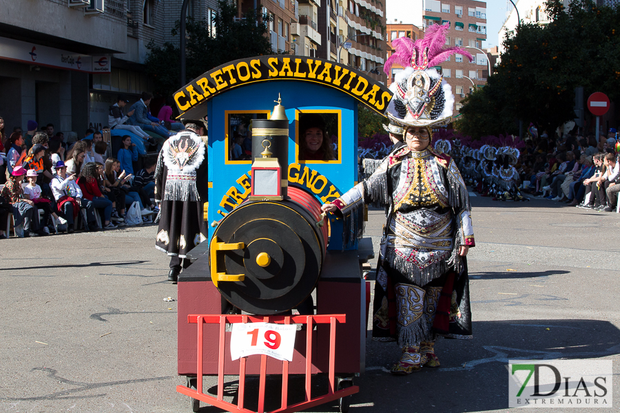 Espectaculares estandartes en el Gran Desfile de Comparsas del Carnaval de Badajoz