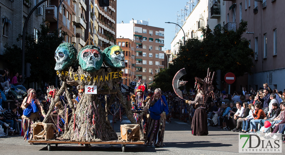 Espectaculares estandartes en el Gran Desfile de Comparsas del Carnaval de Badajoz