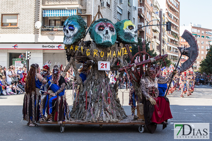 Espectaculares estandartes en el Gran Desfile de Comparsas del Carnaval de Badajoz