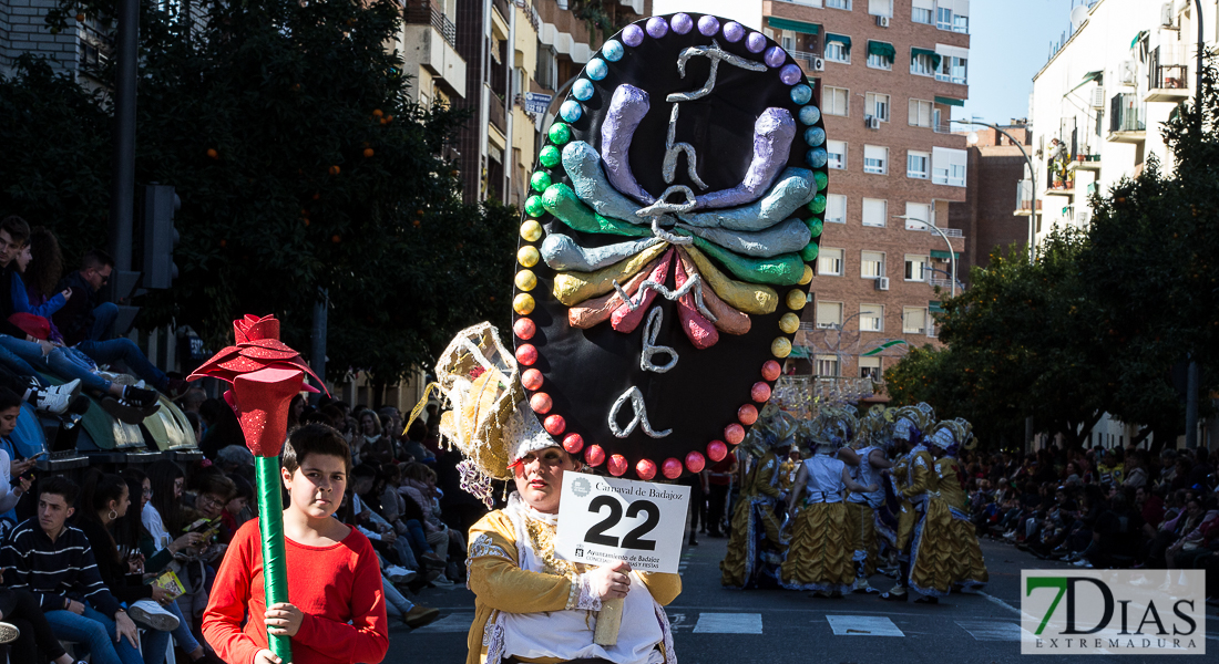 Espectaculares estandartes en el Gran Desfile de Comparsas del Carnaval de Badajoz