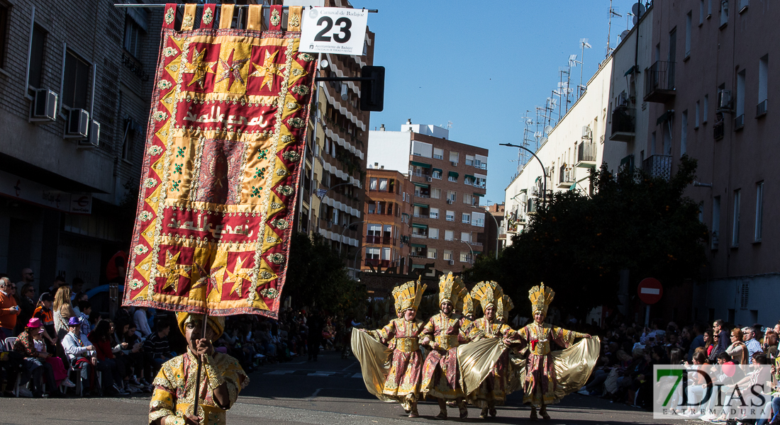 Espectaculares estandartes en el Gran Desfile de Comparsas del Carnaval de Badajoz