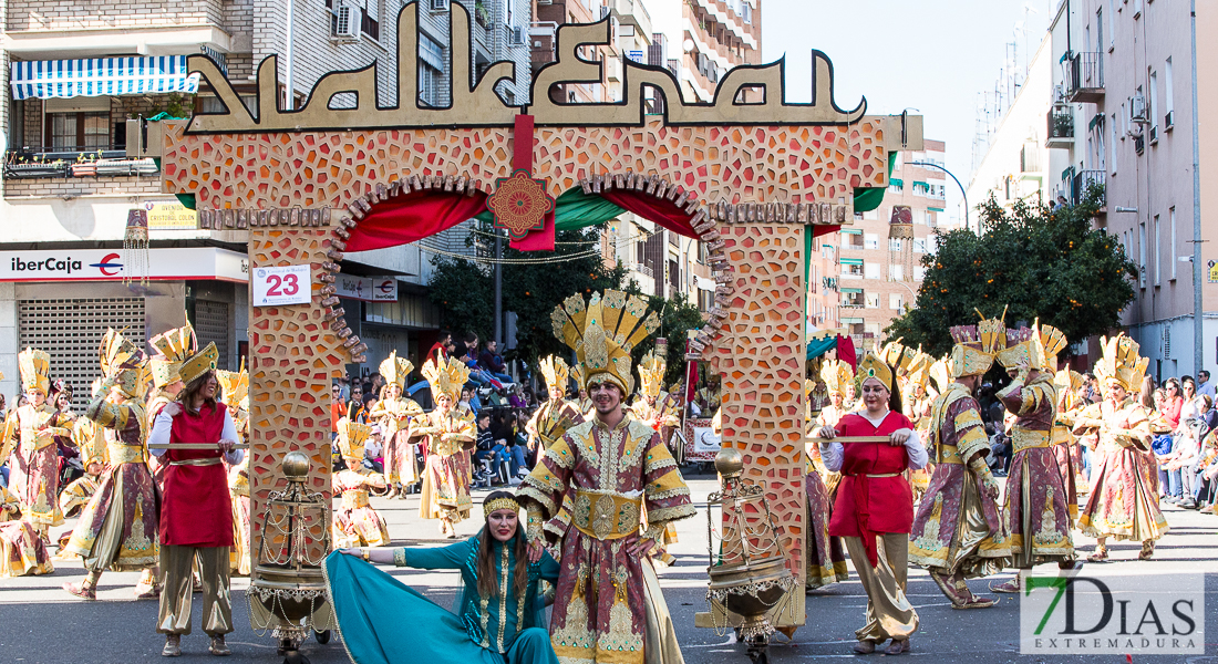 Espectaculares estandartes en el Gran Desfile de Comparsas del Carnaval de Badajoz