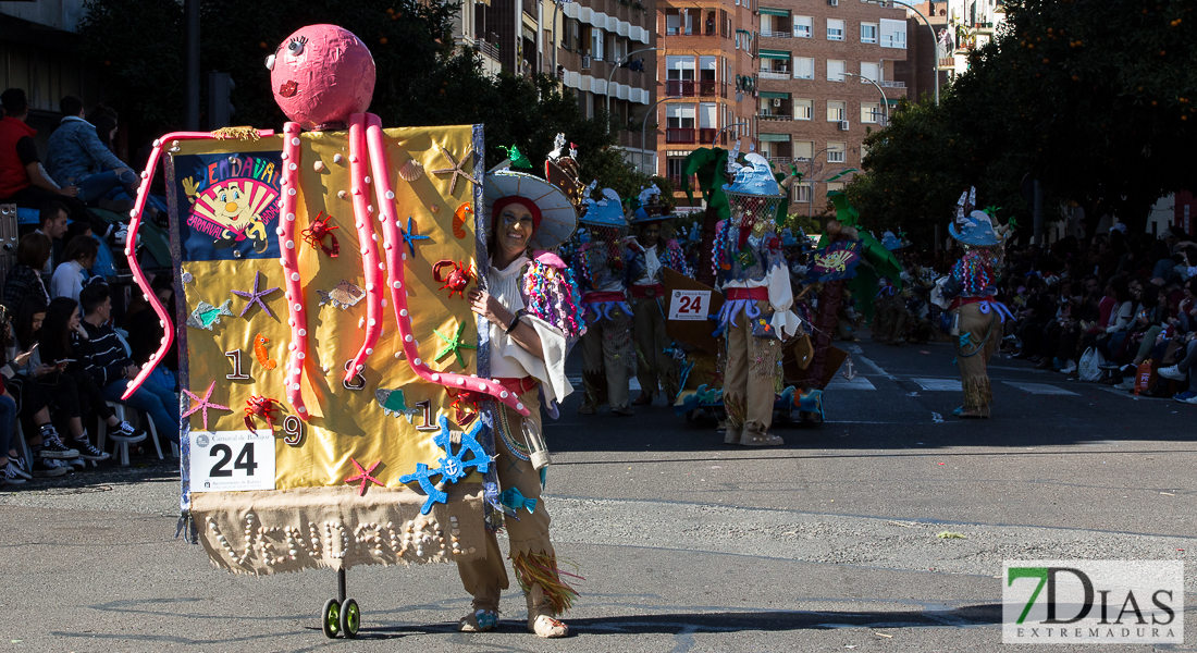 Espectaculares estandartes en el Gran Desfile de Comparsas del Carnaval de Badajoz