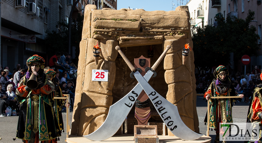 Espectaculares estandartes en el Gran Desfile de Comparsas del Carnaval de Badajoz