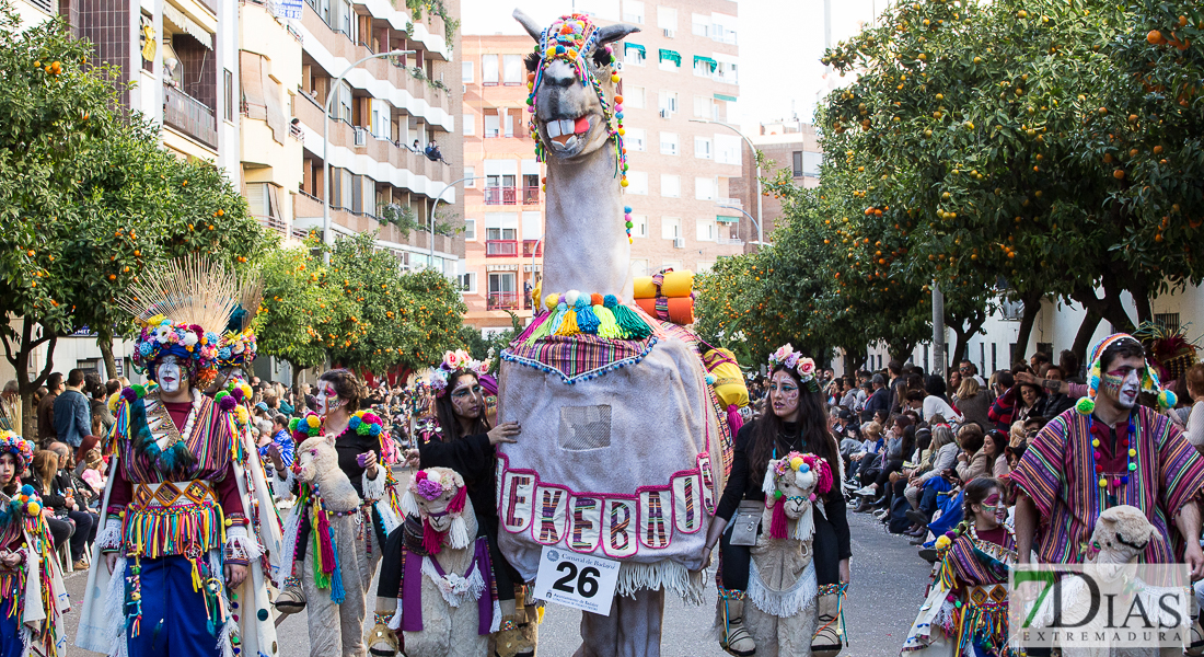 Espectaculares estandartes en el Gran Desfile de Comparsas del Carnaval de Badajoz