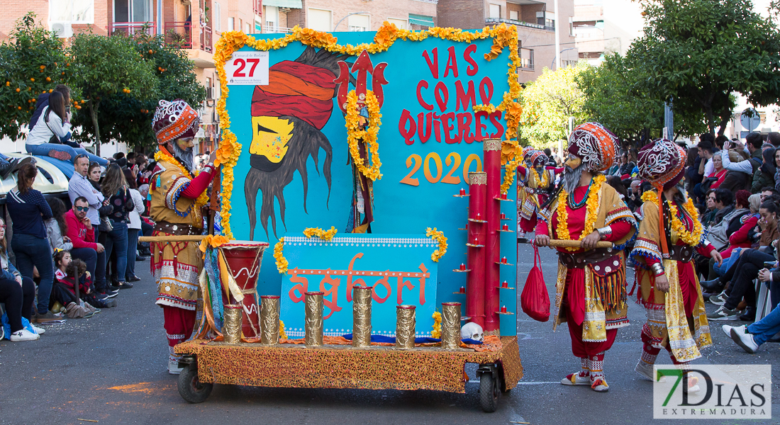 Espectaculares estandartes en el Gran Desfile de Comparsas del Carnaval de Badajoz
