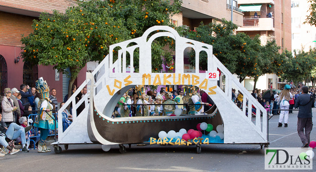 Espectaculares estandartes en el Gran Desfile de Comparsas del Carnaval de Badajoz