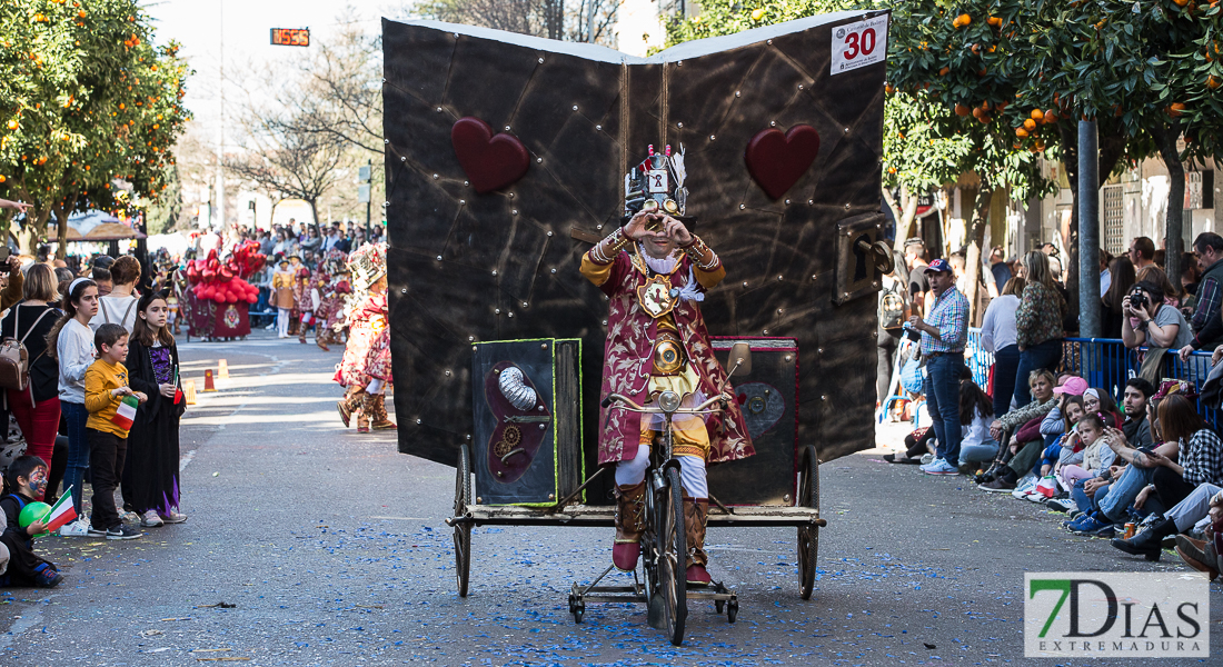 Espectaculares estandartes en el Gran Desfile de Comparsas del Carnaval de Badajoz