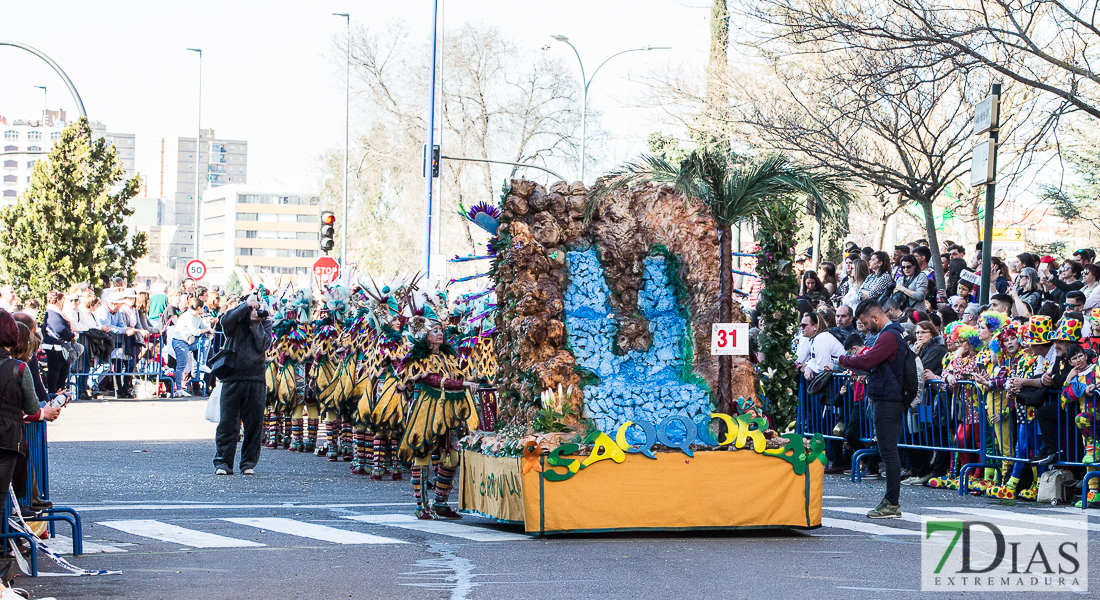 Espectaculares estandartes en el Gran Desfile de Comparsas del Carnaval de Badajoz