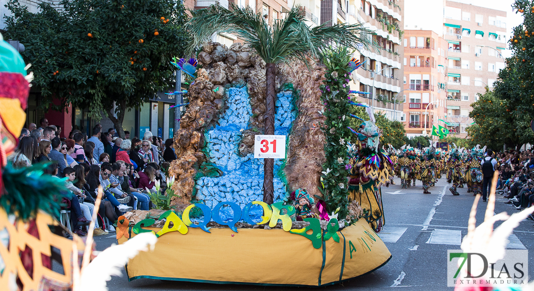 Espectaculares estandartes en el Gran Desfile de Comparsas del Carnaval de Badajoz