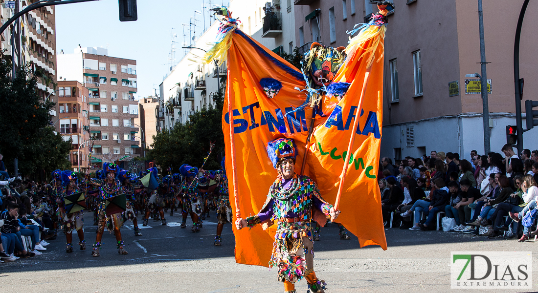 Espectaculares estandartes en el Gran Desfile de Comparsas del Carnaval de Badajoz