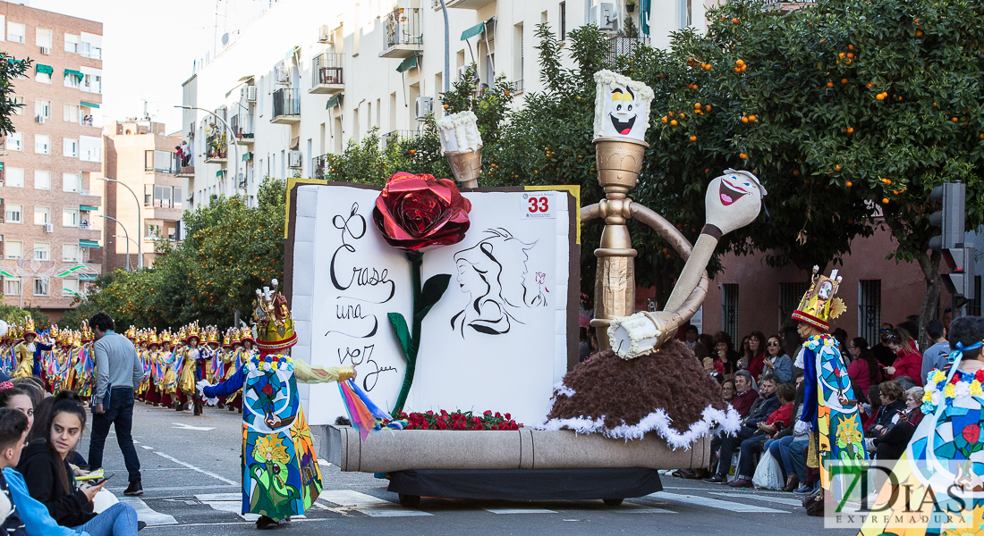 Espectaculares estandartes en el Gran Desfile de Comparsas del Carnaval de Badajoz