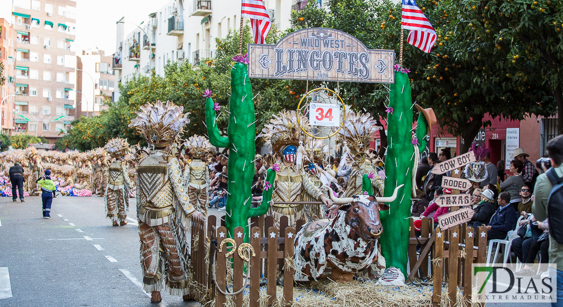 Espectaculares estandartes en el Gran Desfile de Comparsas del Carnaval de Badajoz