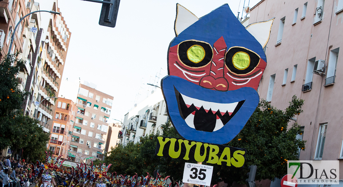 Espectaculares estandartes en el Gran Desfile de Comparsas del Carnaval de Badajoz