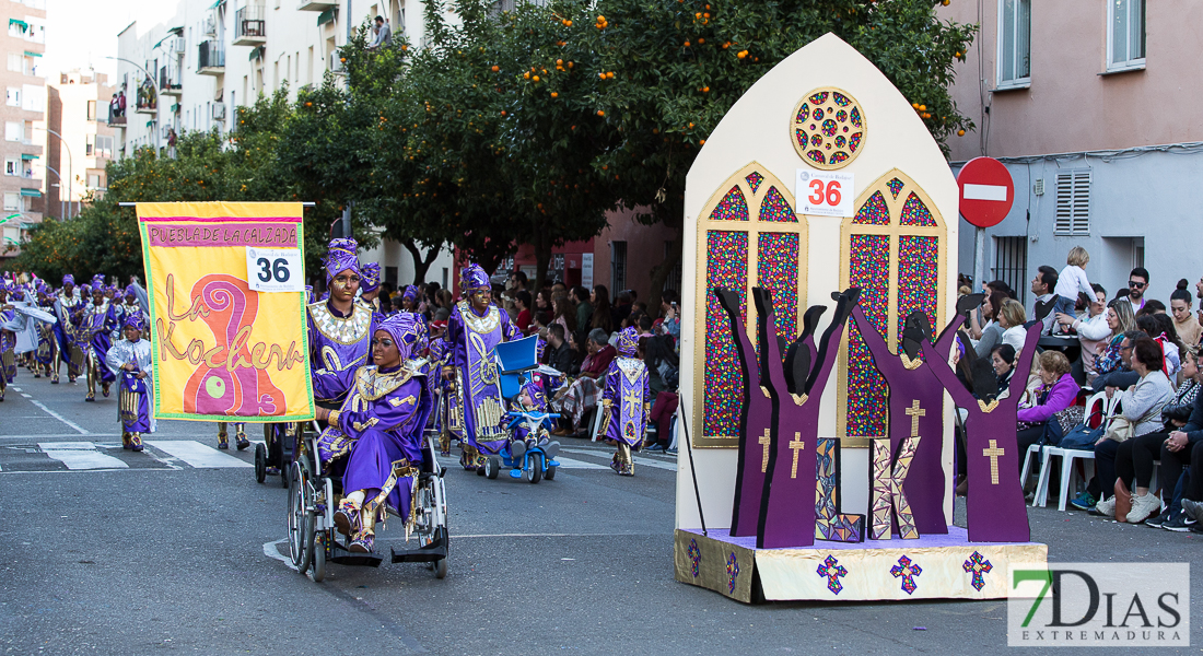 Espectaculares estandartes en el Gran Desfile de Comparsas del Carnaval de Badajoz