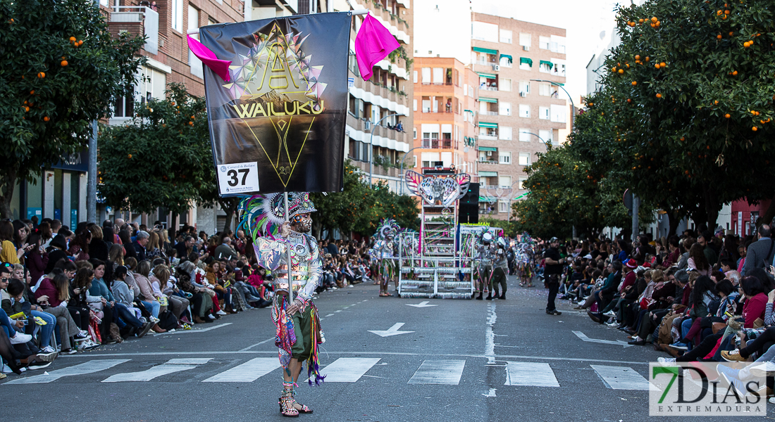 Espectaculares estandartes en el Gran Desfile de Comparsas del Carnaval de Badajoz