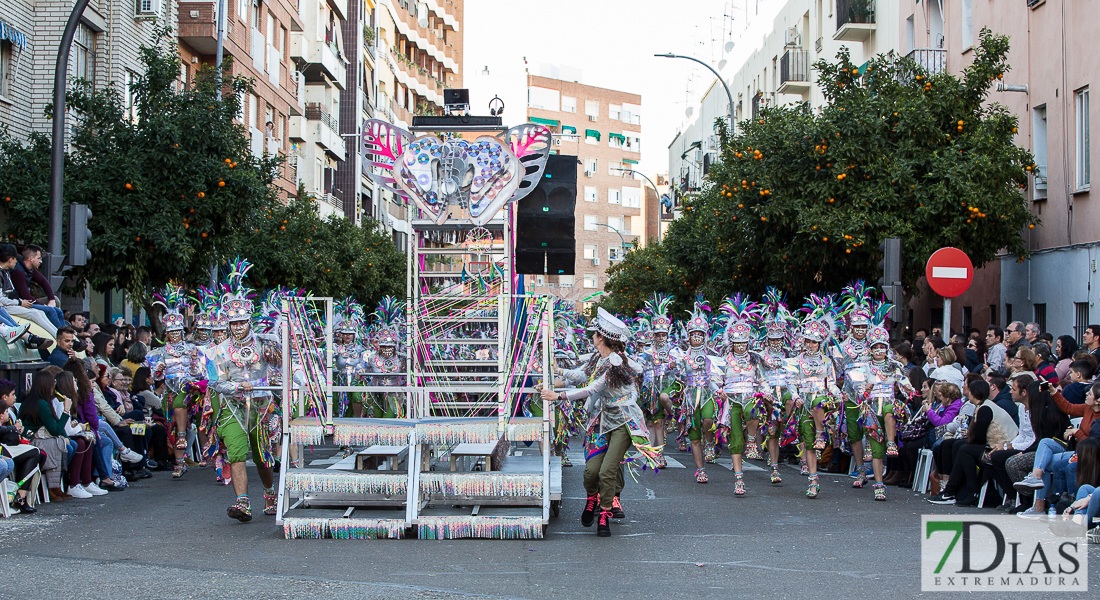 Espectaculares estandartes en el Gran Desfile de Comparsas del Carnaval de Badajoz