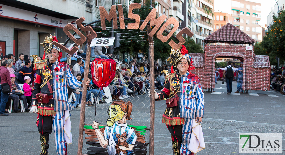 Espectaculares estandartes en el Gran Desfile de Comparsas del Carnaval de Badajoz