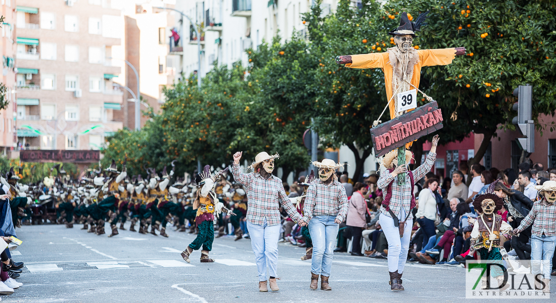 Espectaculares estandartes en el Gran Desfile de Comparsas del Carnaval de Badajoz