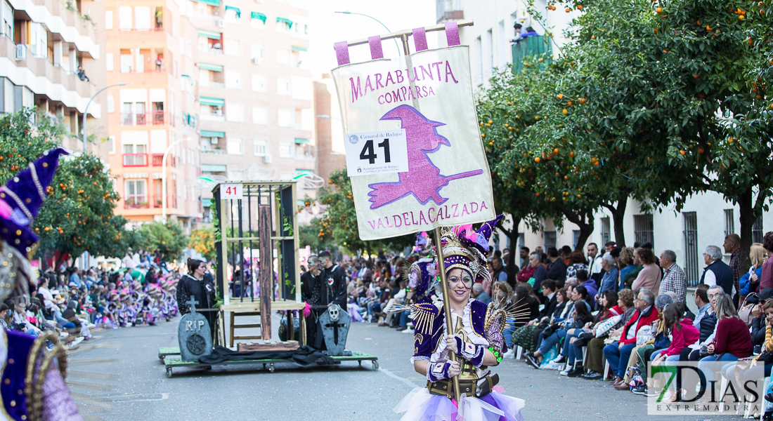 Espectaculares estandartes en el Gran Desfile de Comparsas del Carnaval de Badajoz