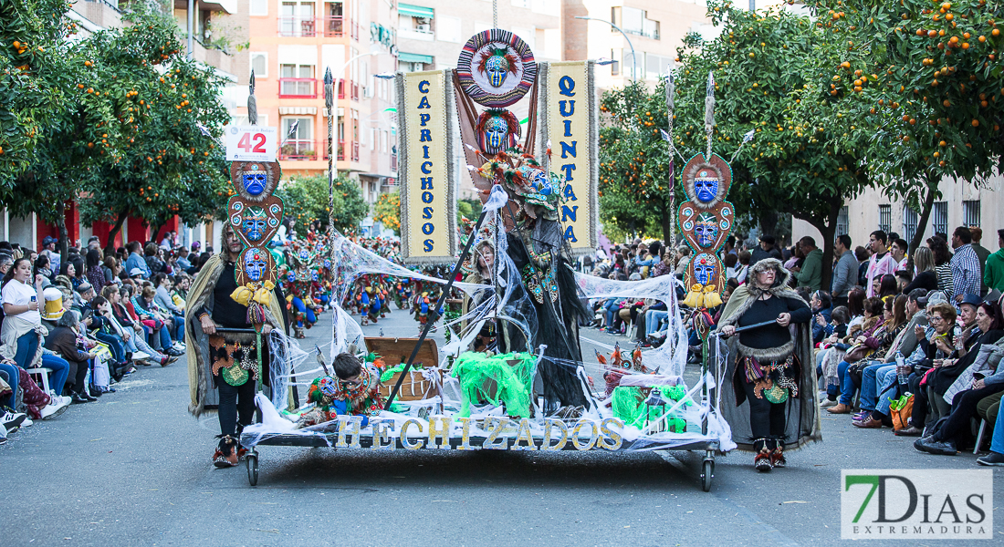 Espectaculares estandartes en el Gran Desfile de Comparsas del Carnaval de Badajoz