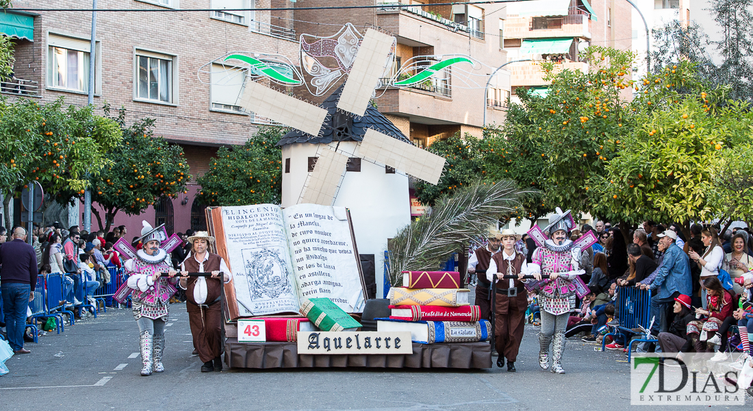 Espectaculares estandartes en el Gran Desfile de Comparsas del Carnaval de Badajoz