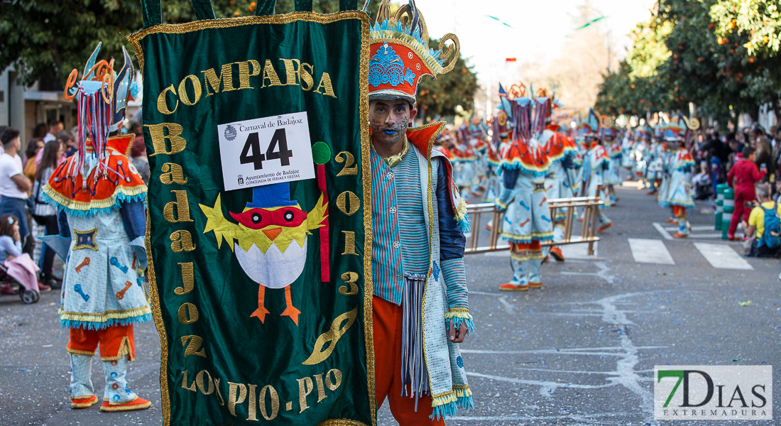 Espectaculares estandartes en el Gran Desfile de Comparsas del Carnaval de Badajoz