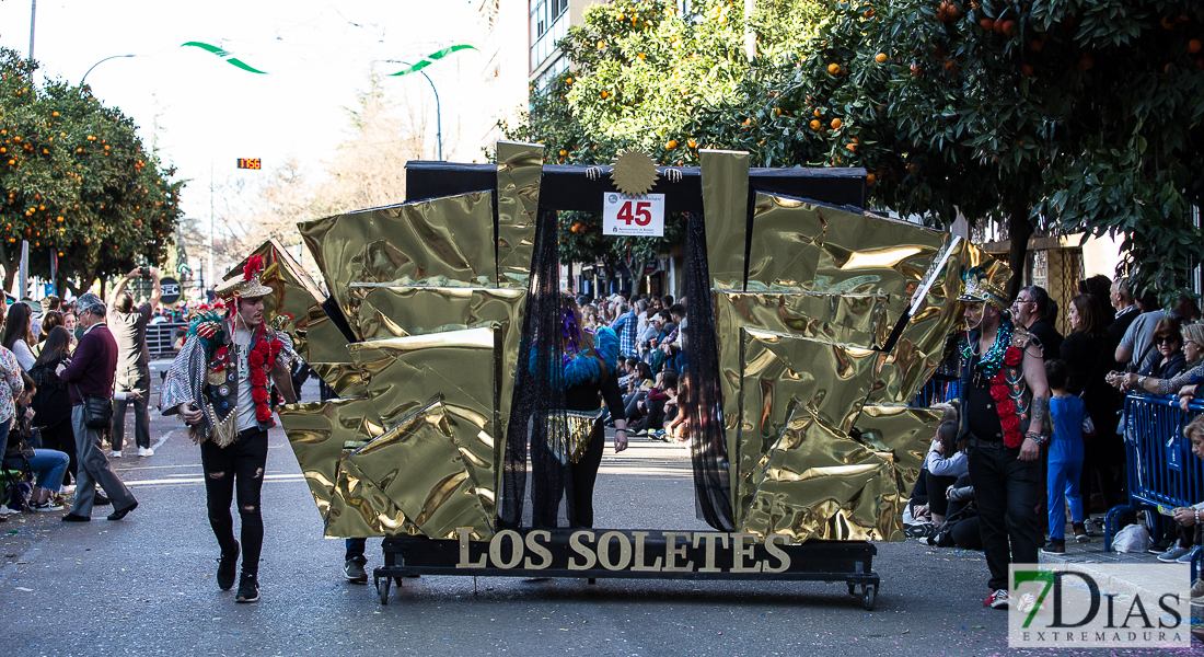 Espectaculares estandartes en el Gran Desfile de Comparsas del Carnaval de Badajoz