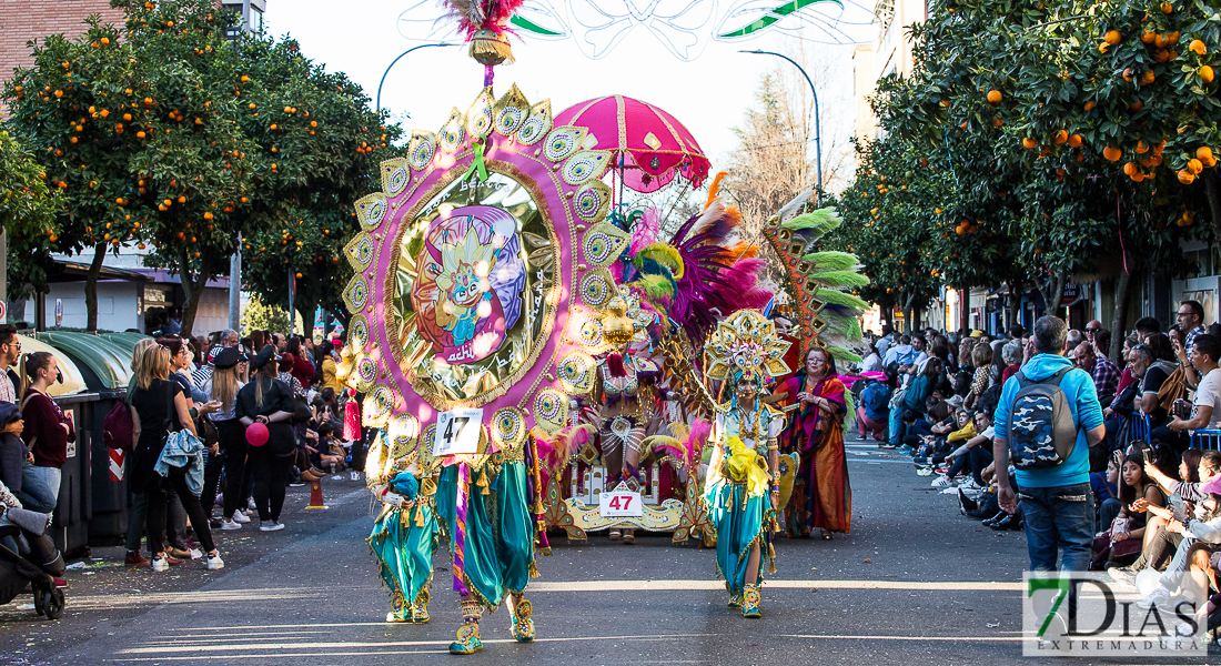 Espectaculares estandartes en el Gran Desfile de Comparsas del Carnaval de Badajoz