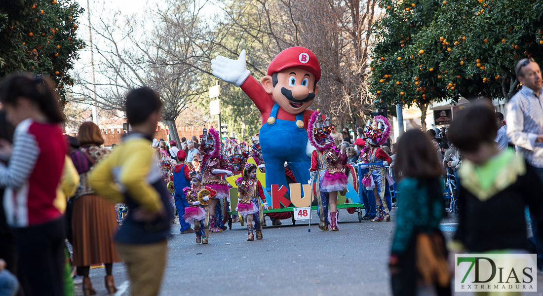 Espectaculares estandartes en el Gran Desfile de Comparsas del Carnaval de Badajoz