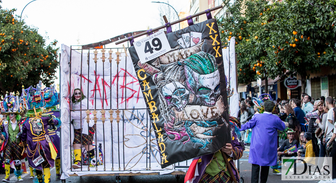 Espectaculares estandartes en el Gran Desfile de Comparsas del Carnaval de Badajoz