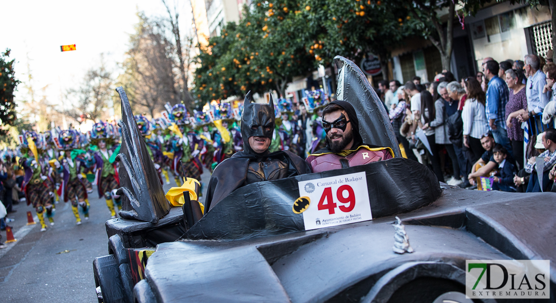 Espectaculares estandartes en el Gran Desfile de Comparsas del Carnaval de Badajoz