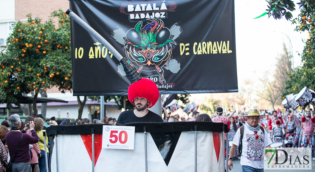 Espectaculares estandartes en el Gran Desfile de Comparsas del Carnaval de Badajoz