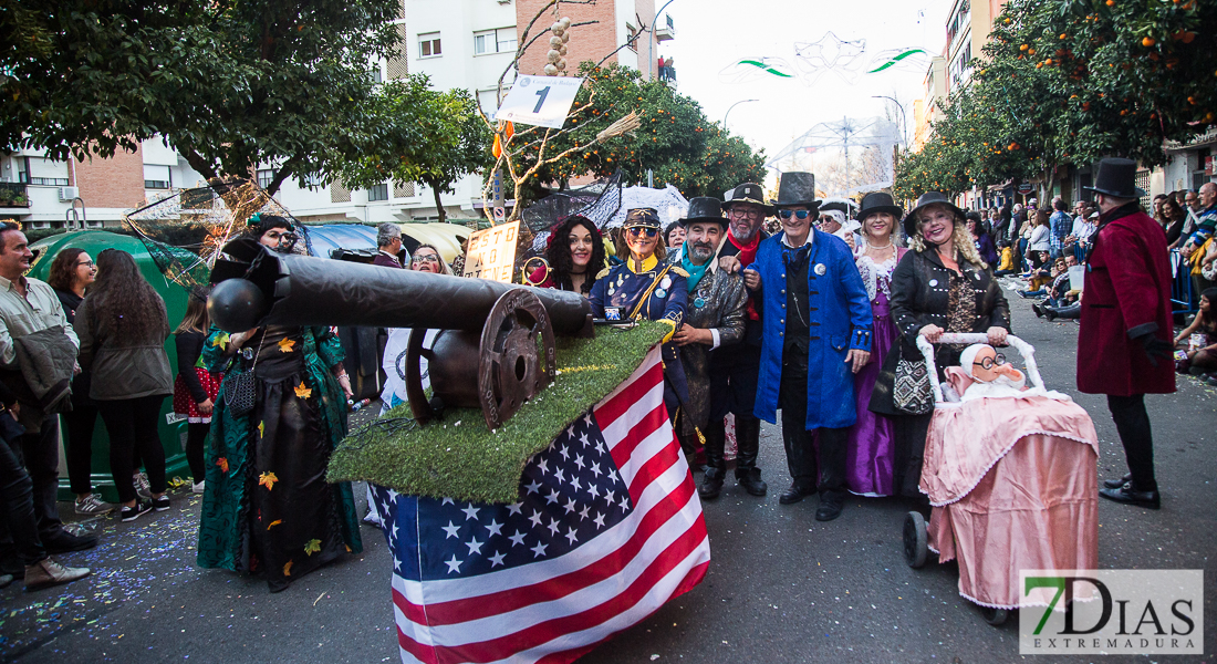 Artefactos y grupos menores añaden buen rollo al Gran Desfile de Comparsas del Carnaval de Badajoz