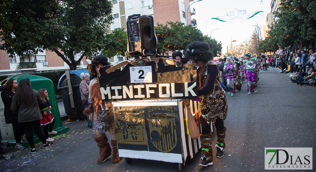 Artefactos y grupos menores añaden buen rollo al Gran Desfile de Comparsas del Carnaval de Badajoz