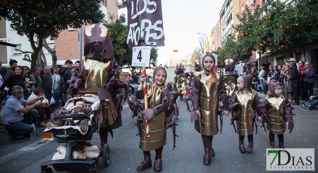 Artefactos y grupos menores añaden buen rollo al Gran Desfile de Comparsas del Carnaval de Badajoz