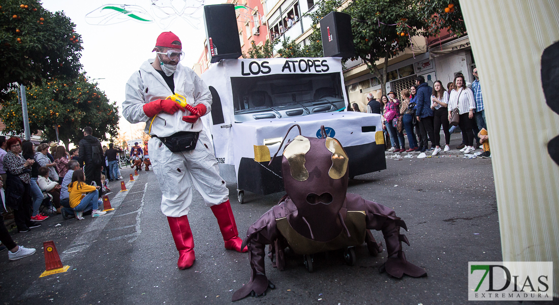 Artefactos y grupos menores añaden buen rollo al Gran Desfile de Comparsas del Carnaval de Badajoz